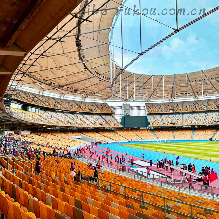 五色窄条与纸张叠层交错的正方形抽象构成，边缘带印刷折角